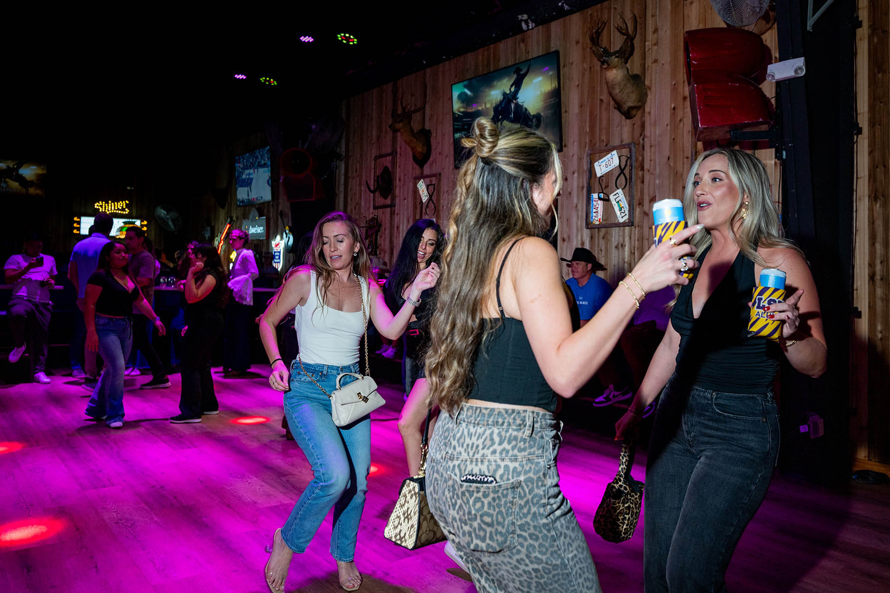 Bailando en la pista de Cattlemen's Country Club bajo luces magenta