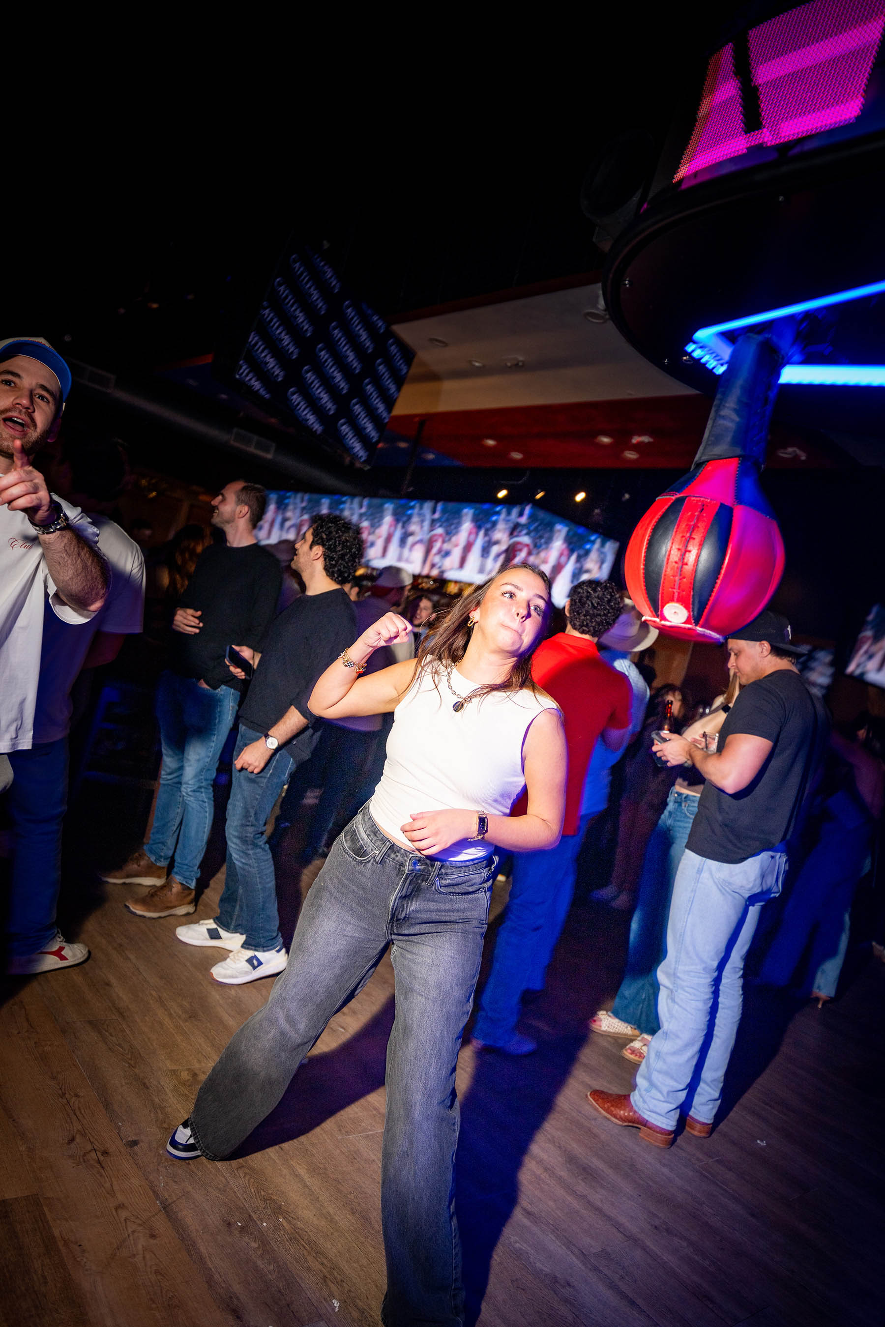 La pista de baile llenándose en Cattlemen's Country Club en Houston Heights